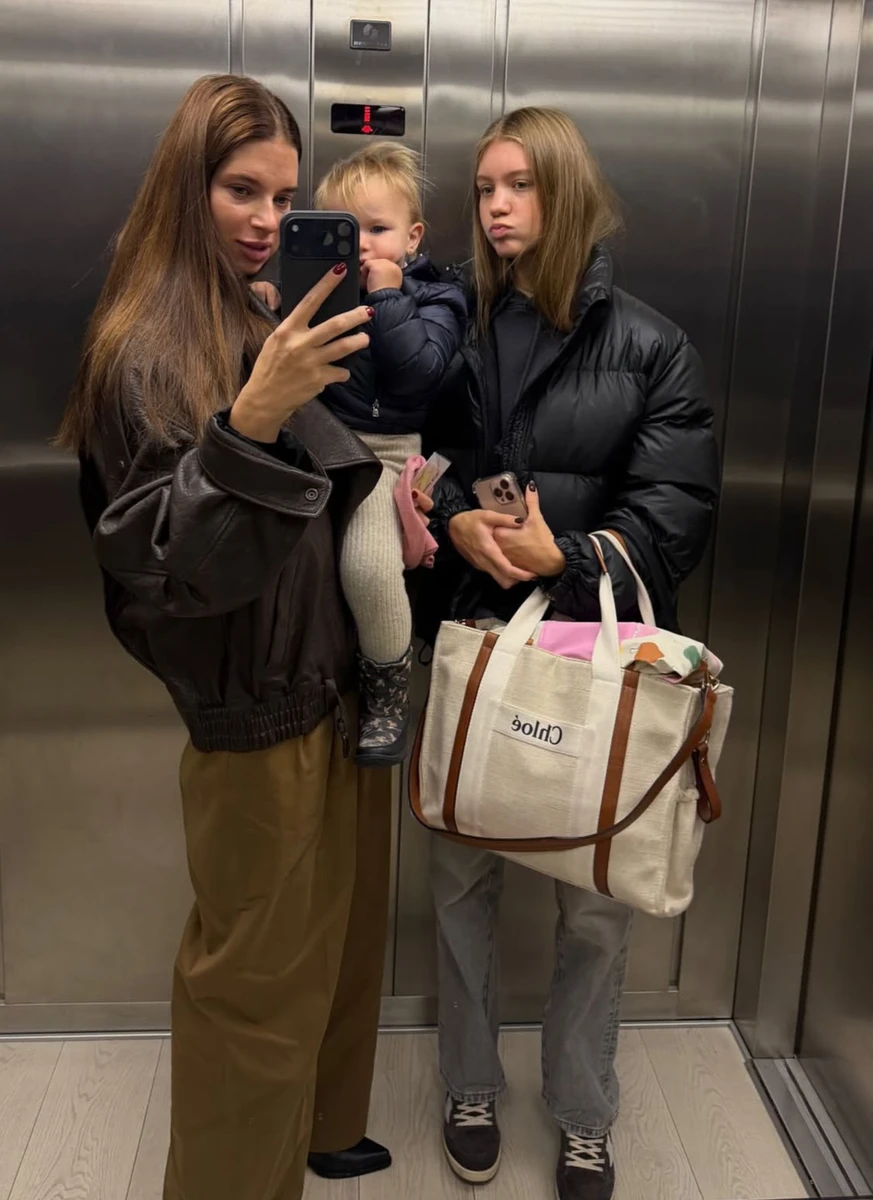 Дружина Усика замилувала фото у дзеркалі з двома дочками