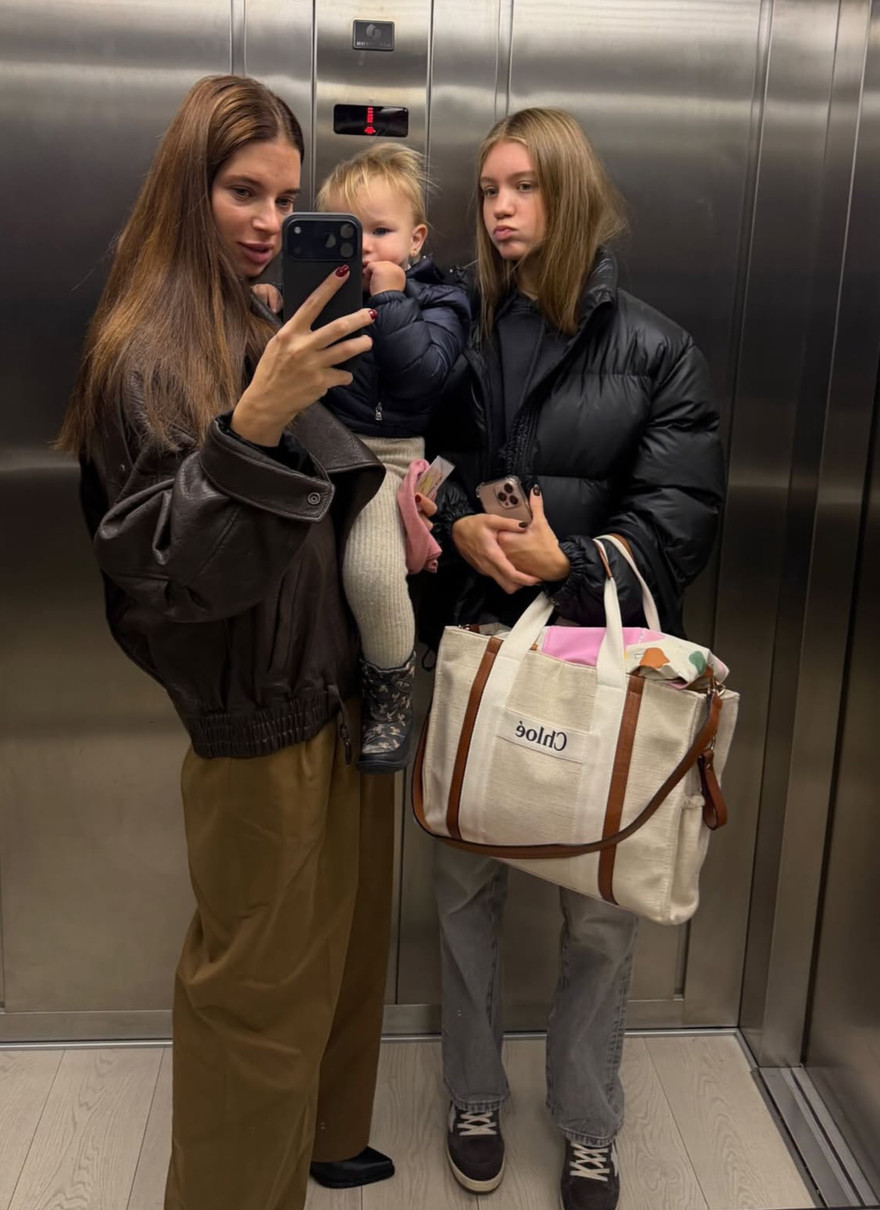 Дружина Усика замилувала фото у дзеркалі з двома дочками