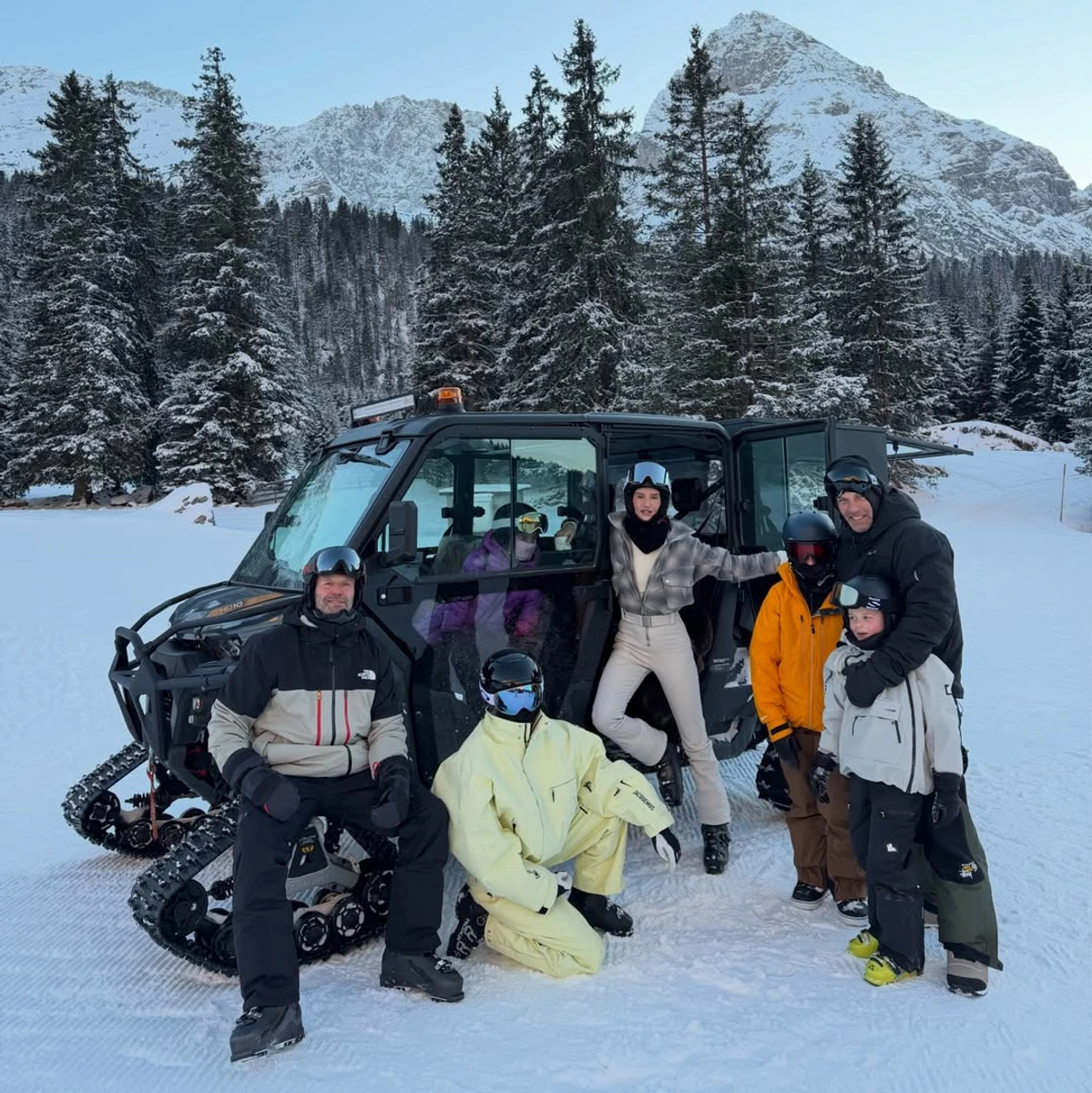 Джейсон Стейтем з нареченою і друзями розважився в Альпах