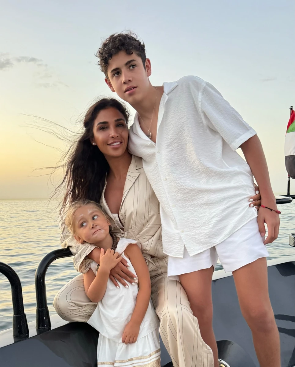 Санта Дімопулос з дочкою і сином