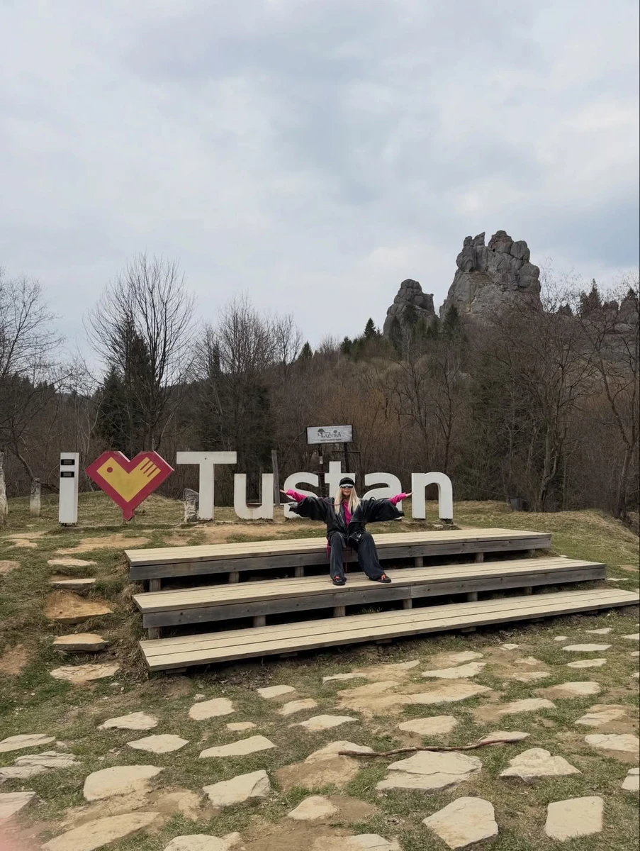 Ірина Білик наробила фото у Тустані