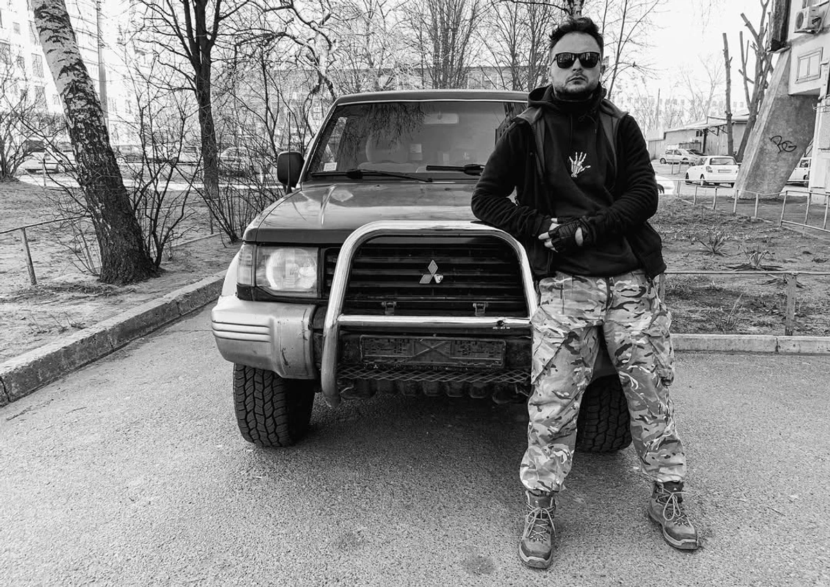 Роман Ясіновський поряд з авто