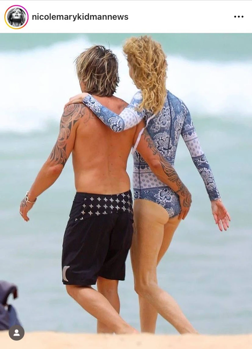 Кіт лагідно ухопив дружину за дупцю