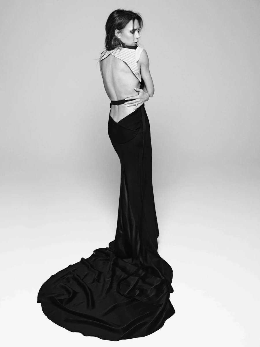 Вікторія показалася з голою спиною