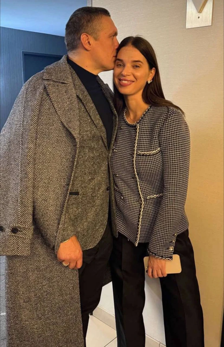 Усик поцілував дружину