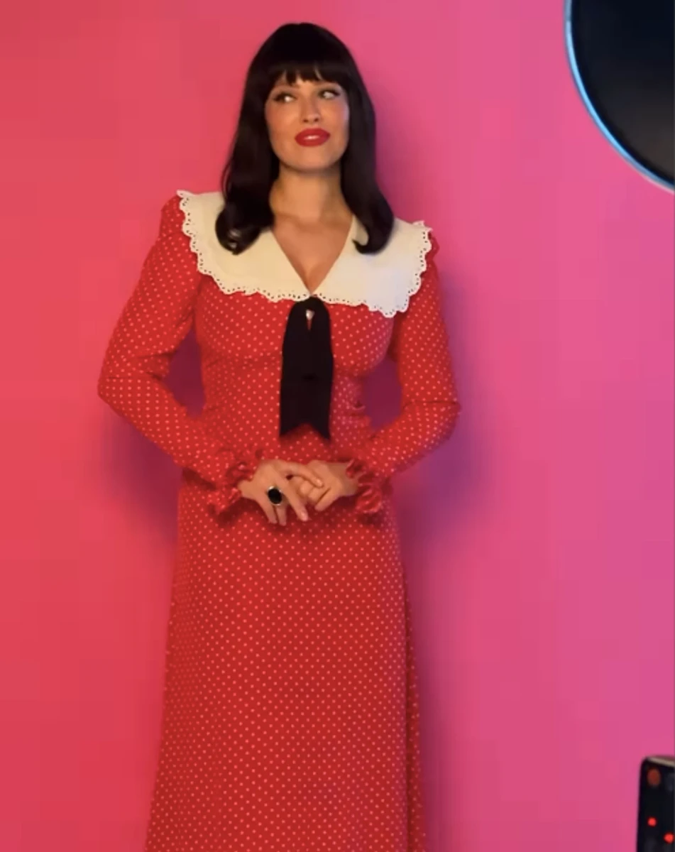 Даша Астаф'єва засвітила бюст в яскравій сукні