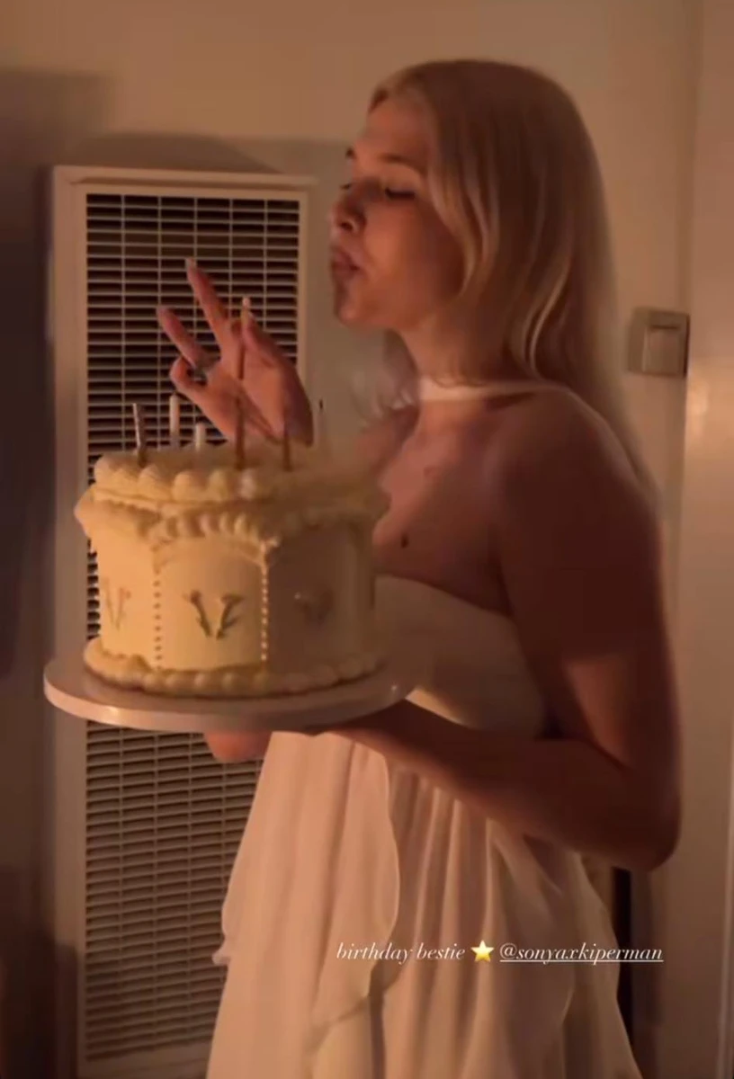 Донька Брежнєвої у стильному луці попозувала з тортом