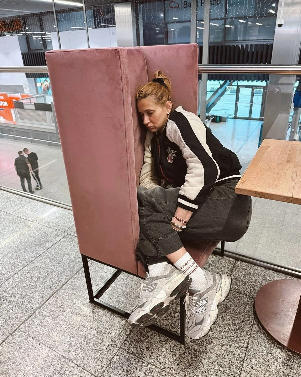 Таянна спить у кріслі