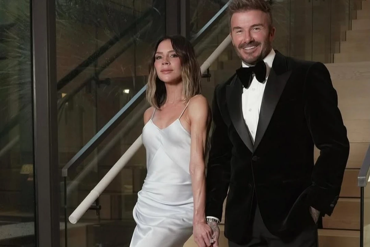 Девід Бекхем з дружиною позує для фото