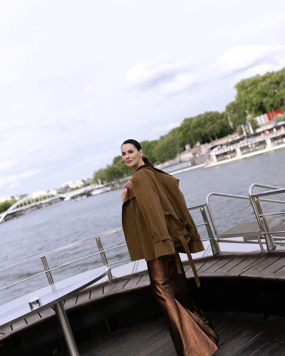 Маша Єфросиніна на тлі Парижу