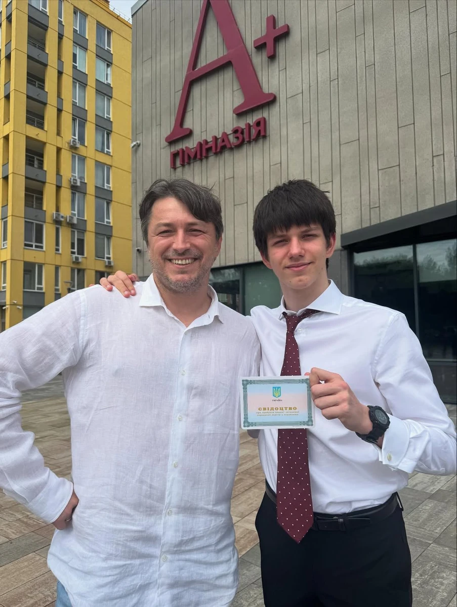 Сергій Притула показався з сином-випускником і привітав його