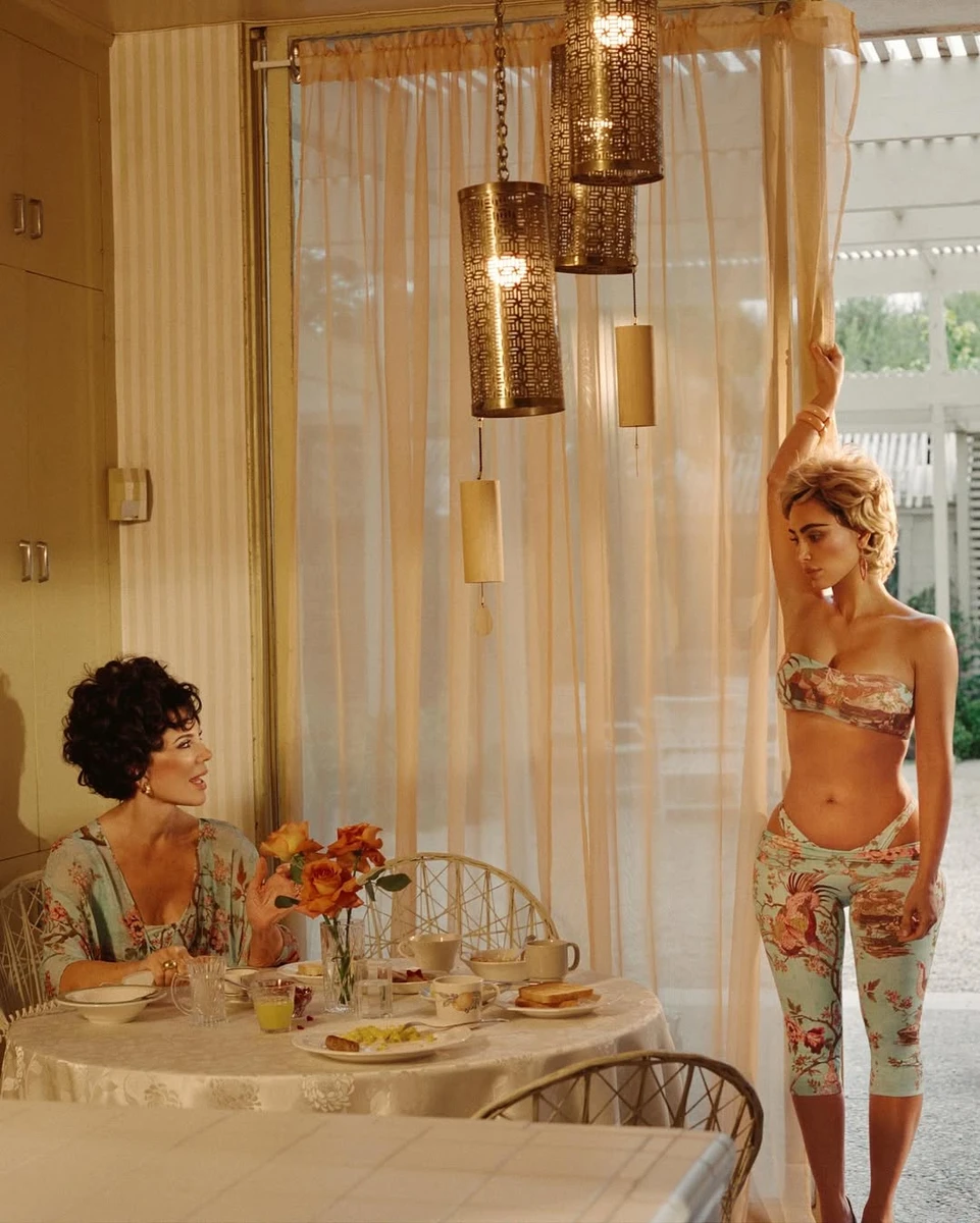 Кім Кардашян у бриджах і топіку похвалилася стрункою талією