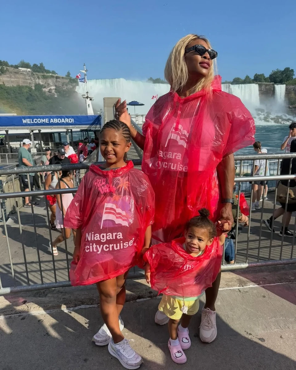 Серена Вільямс з дочками показалася на тлі Ніагарського водоспаду