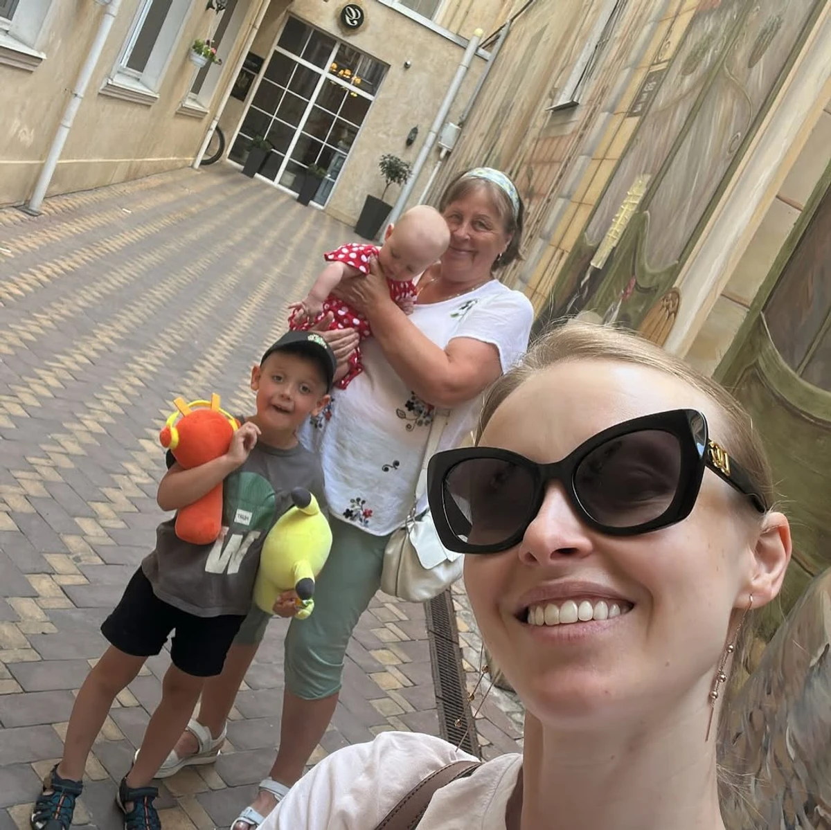 Анна Сагайдачна показалася з мамою і дітьми в Одесі