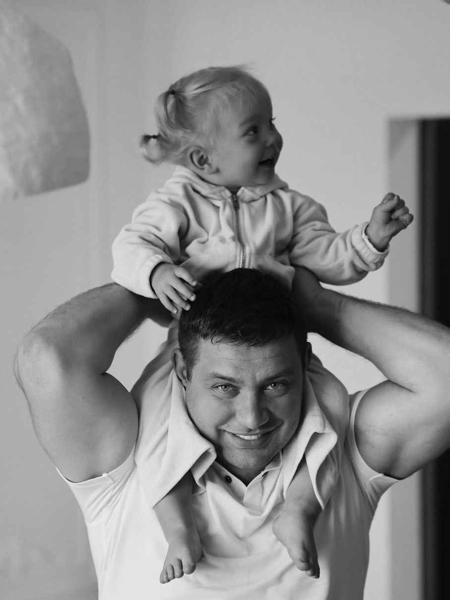 Саша Бо замилувала фото чоловіка, який тримає їхню дочку на плечах