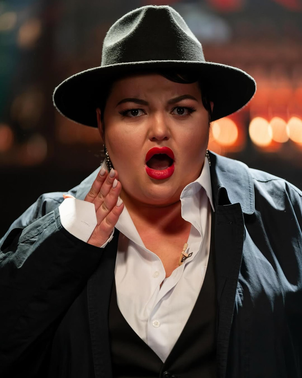 Настя Ткаченко у чоловічому костюмі