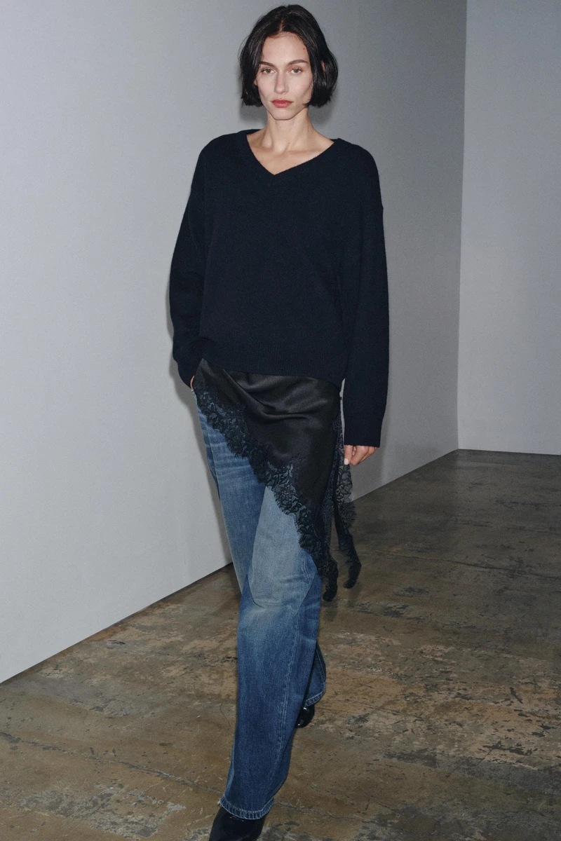 Образ із светром з V-подібним вирізом