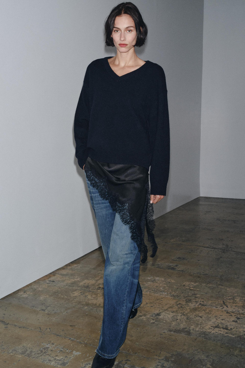 Образ із светром з V-подібним вирізом