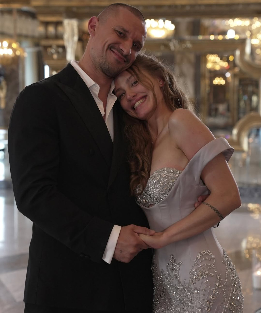 Тарас Цимбалюк в обіймах своєї дівчини на шоу Холостяк