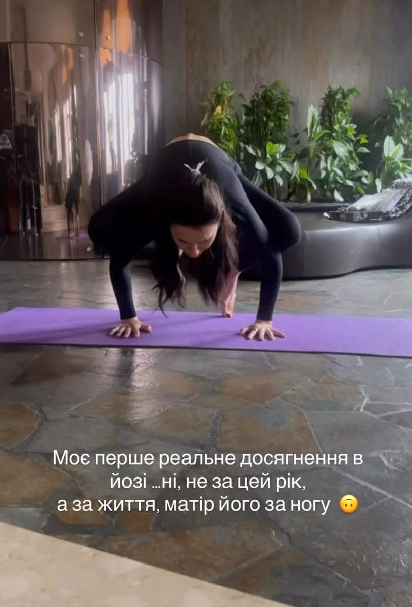 Маша Єфросиніна в йога позі на руках