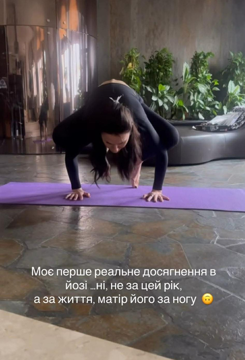 Маша Єфросиніна в йога позі на руках