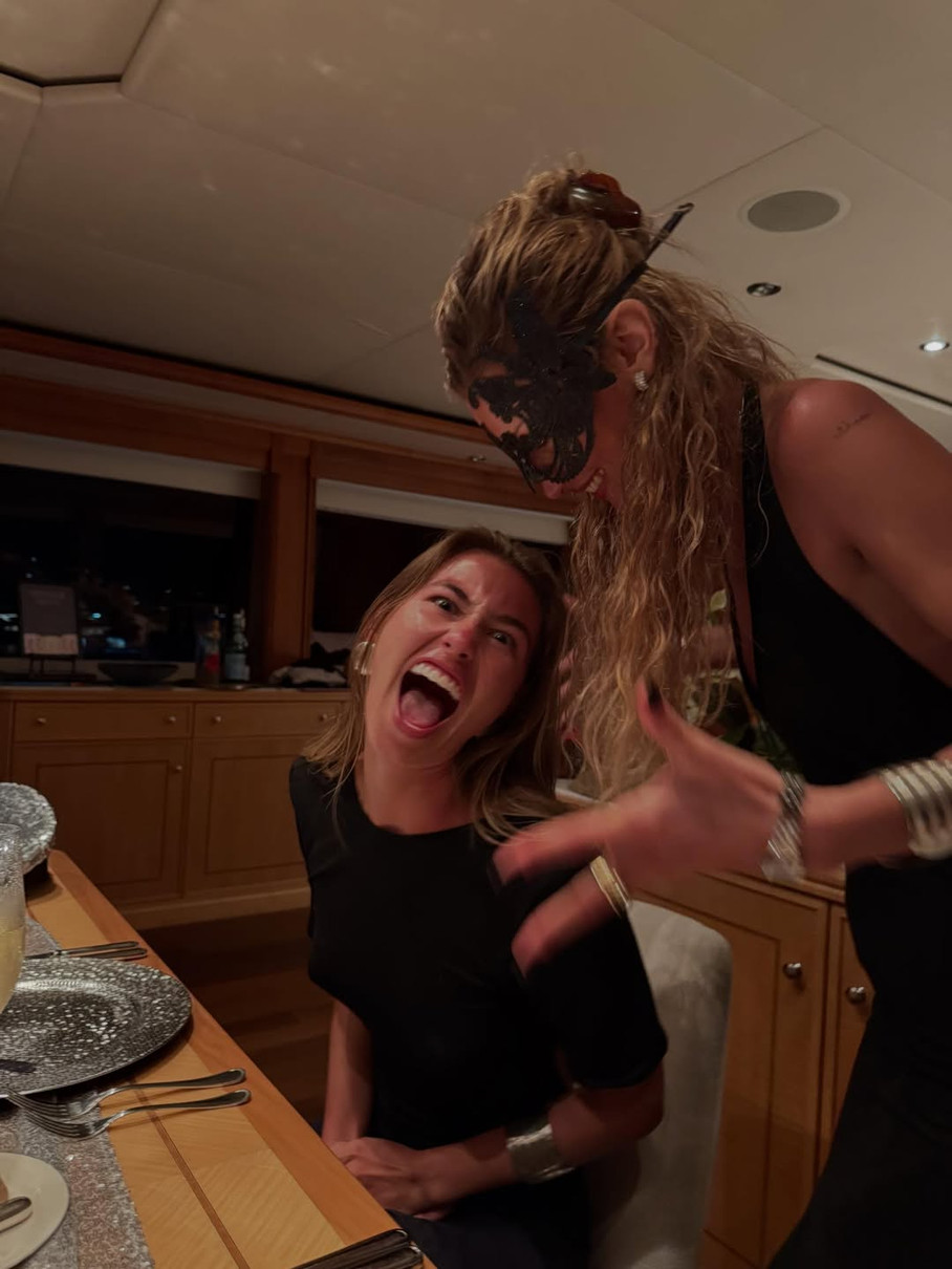 Белла Хадід показалася з друзями на вечері