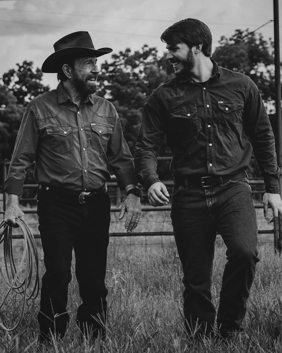 Чак Норрсі з сином на фото