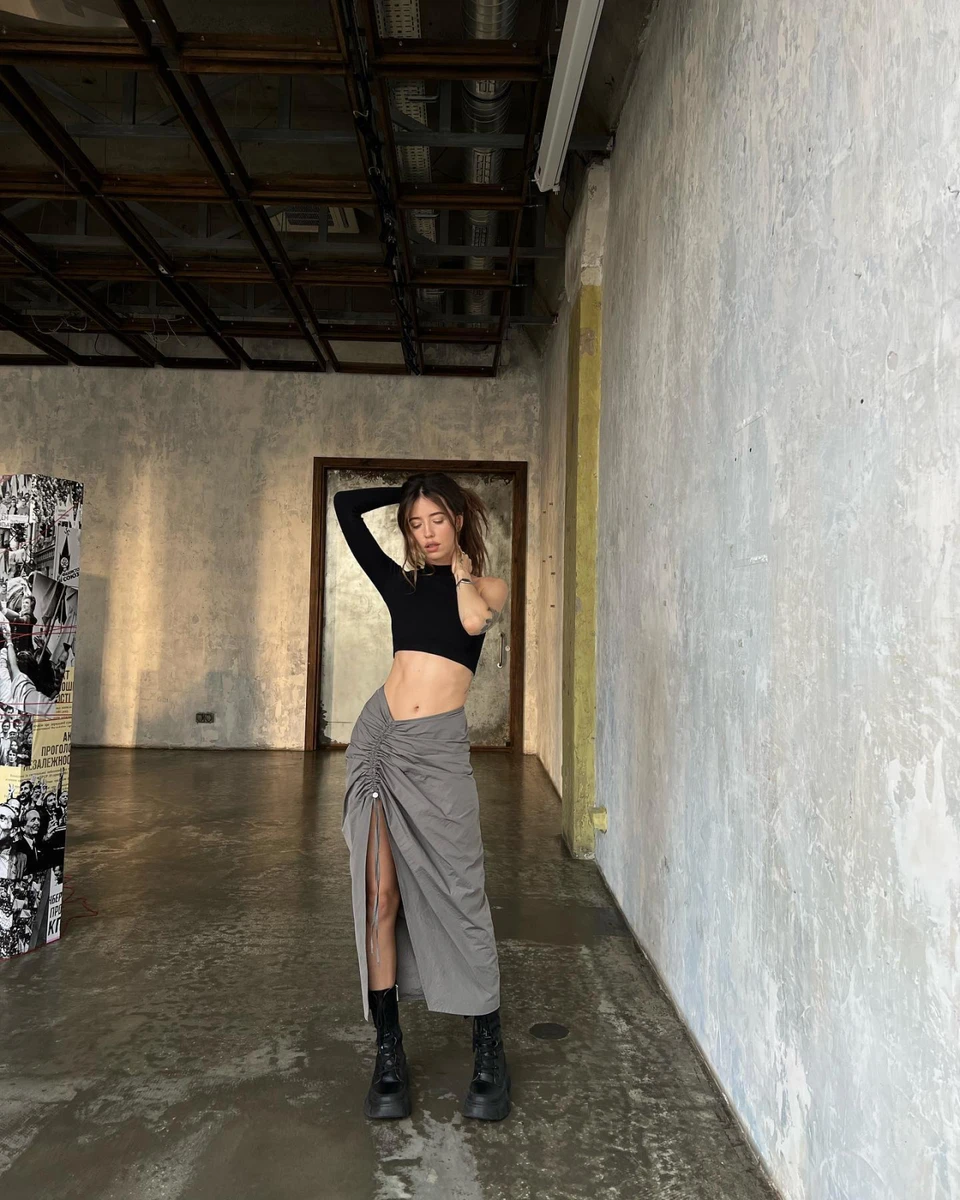 Щоб розбавити оверсайз-образи зірка обирає кроптопи