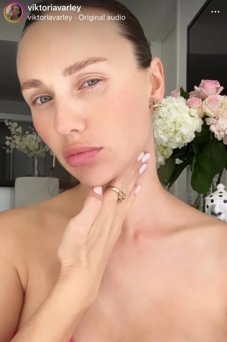 Далі - ті самі рухи від шиї вниз до ключиць