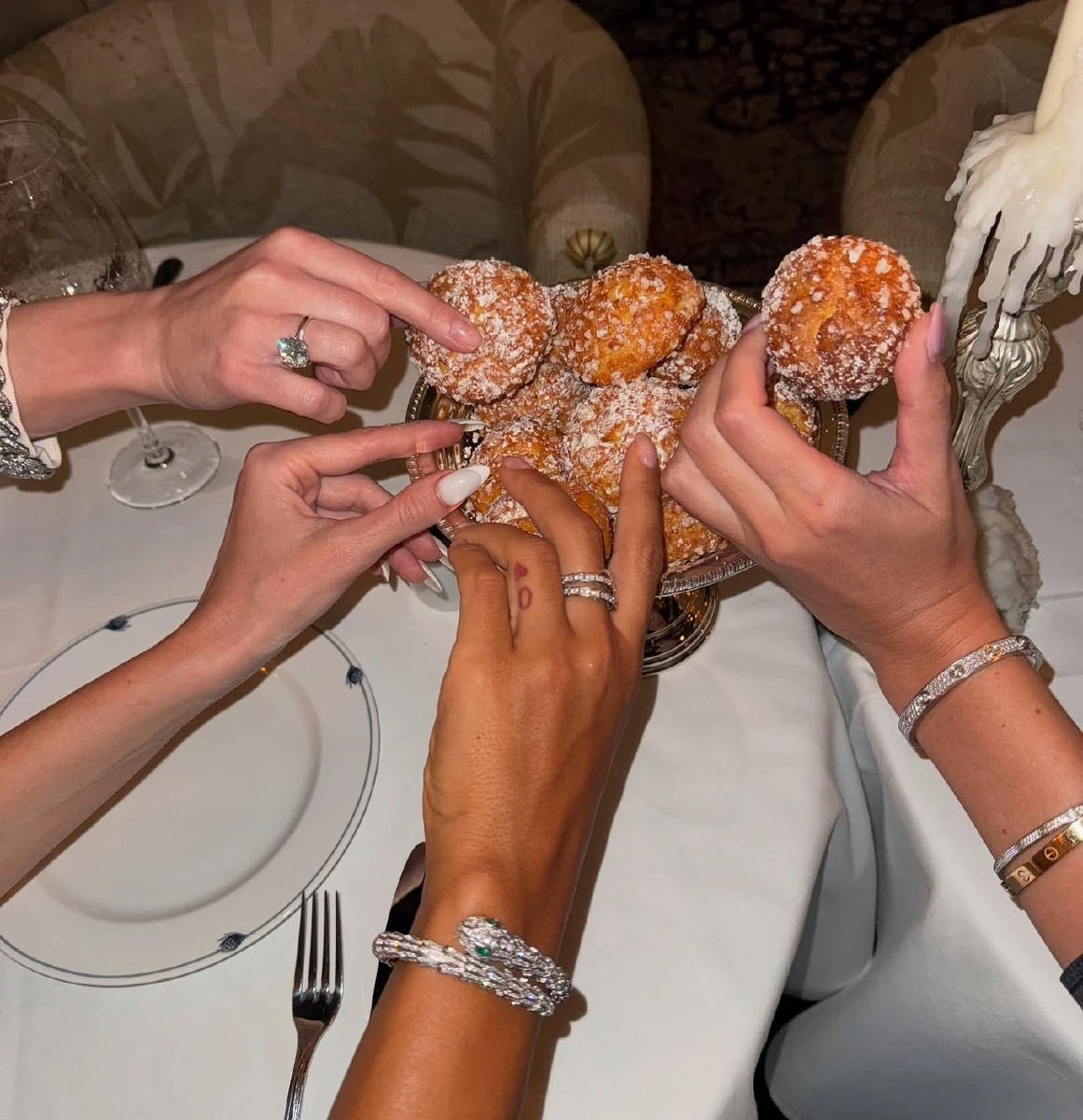 До речі, Санта ніколи не відмовить собі у смачних вуглеводах