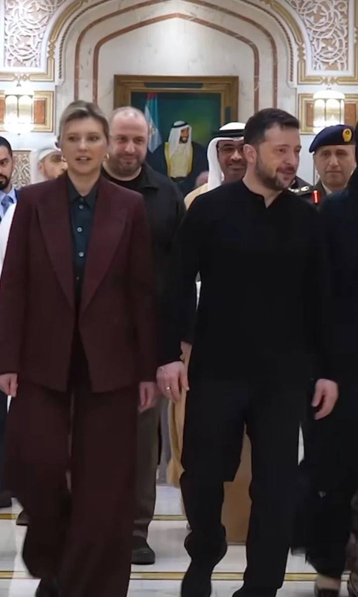 Зеленська у костюмі кольору вишні