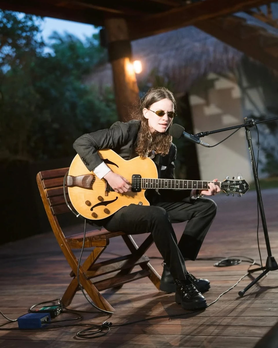 Небінарний нащадок Стінга