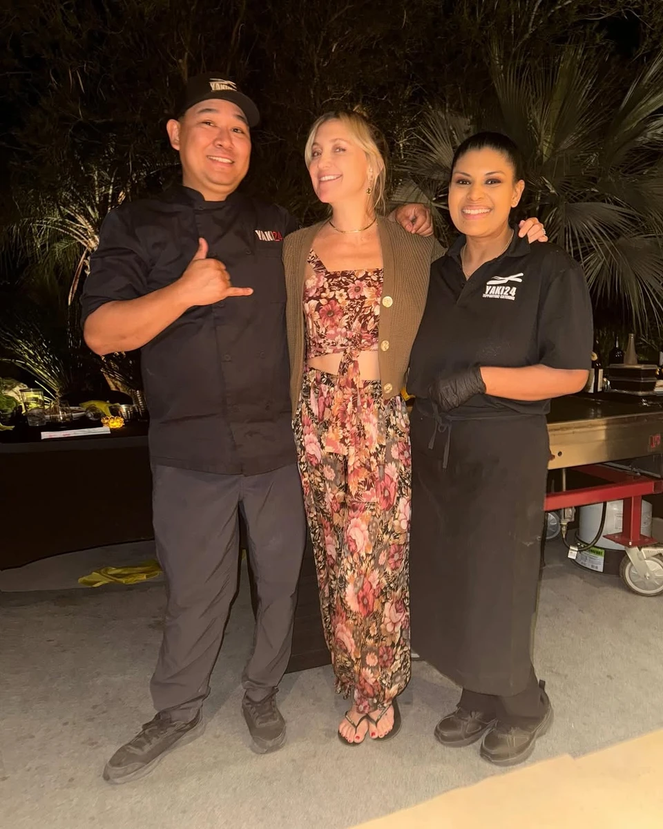 Кейт Хадсон попозувала у квітковому луці