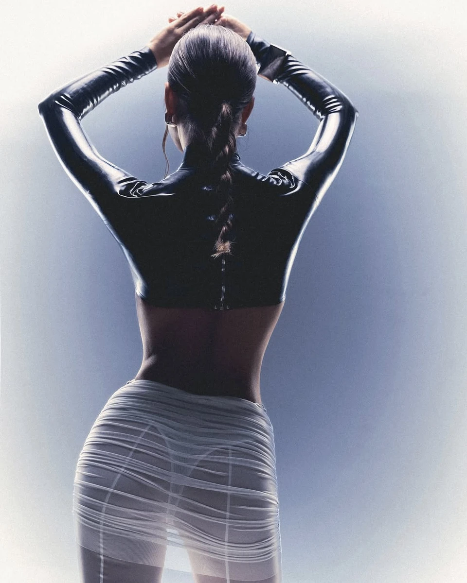 Дружина футболіста Яремчука засвітила сідниці у прозорому міні