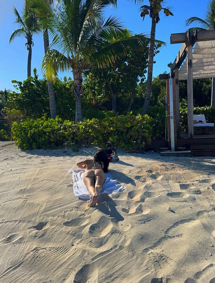 Дженнер посвітила сідницями на пляжі