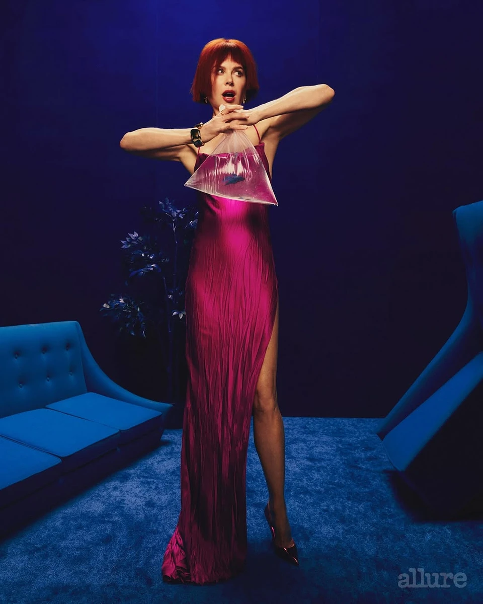 Ніколь Кідман у яскравій сукні потримала рибку для фото