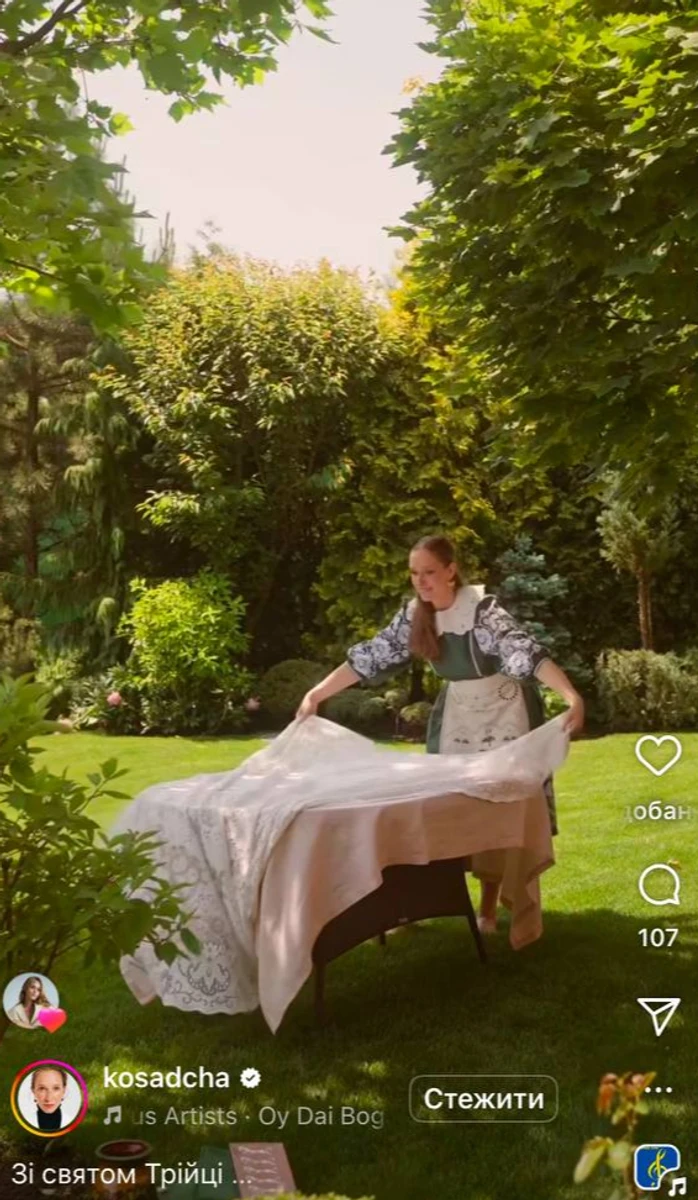 Катерина Осадча накриває на стіл