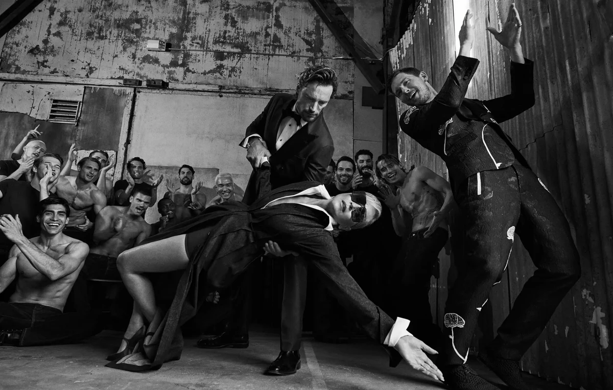 Шерон Стоун у міні потанцювала з чоловіками-моделями