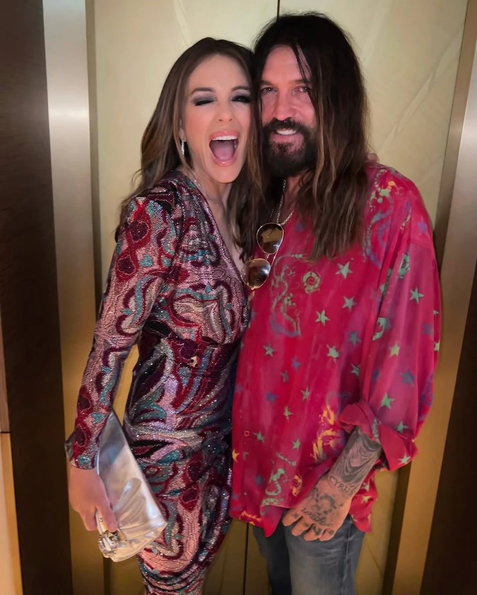 Елізабет Херлі попритулялася до батька Майлі Сайруса