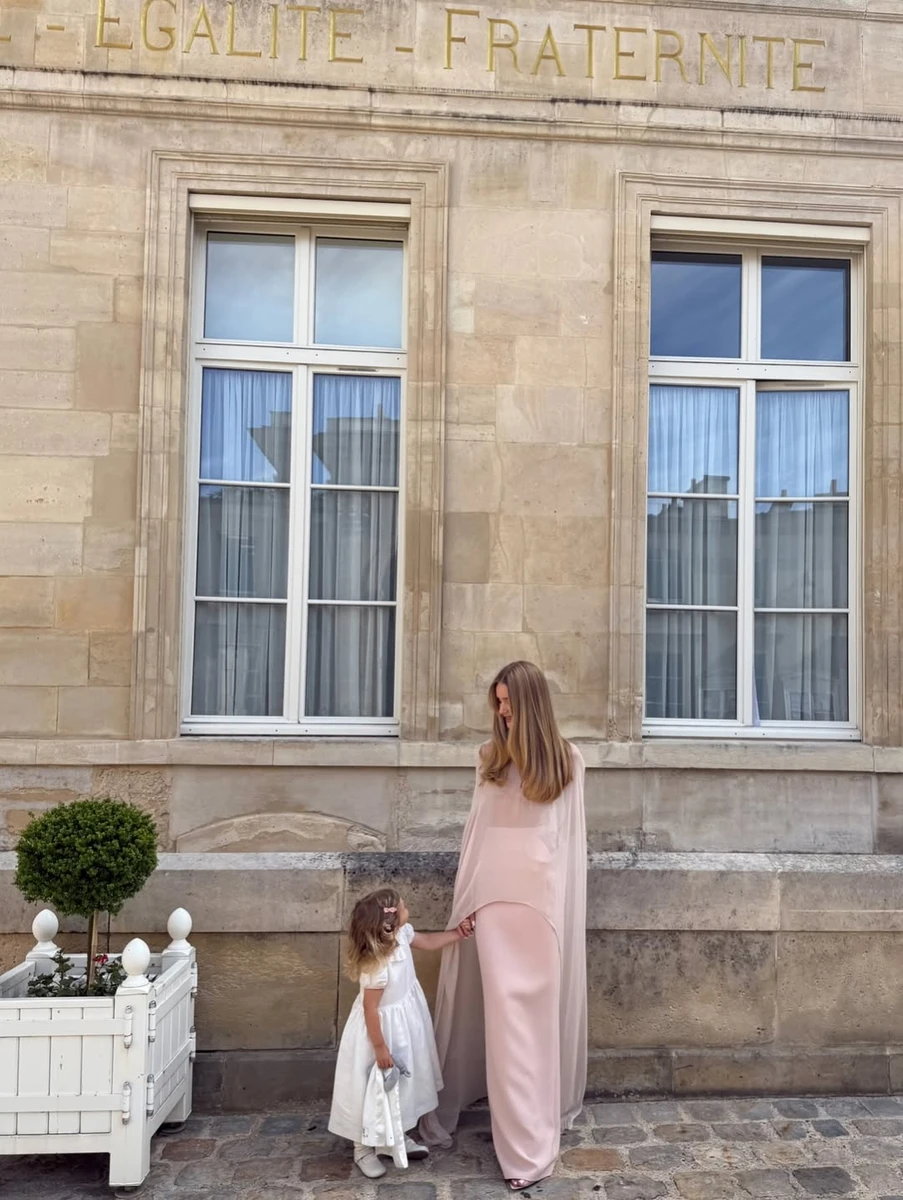 Наречена Стейтема з дочкою показалися в елегантних луках на весіллі її брата