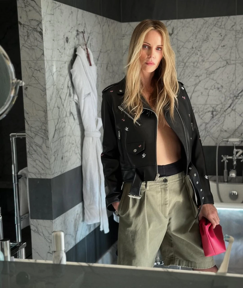 Шарліз Терон у шкірянці на голе тіло прийшла на модний показ