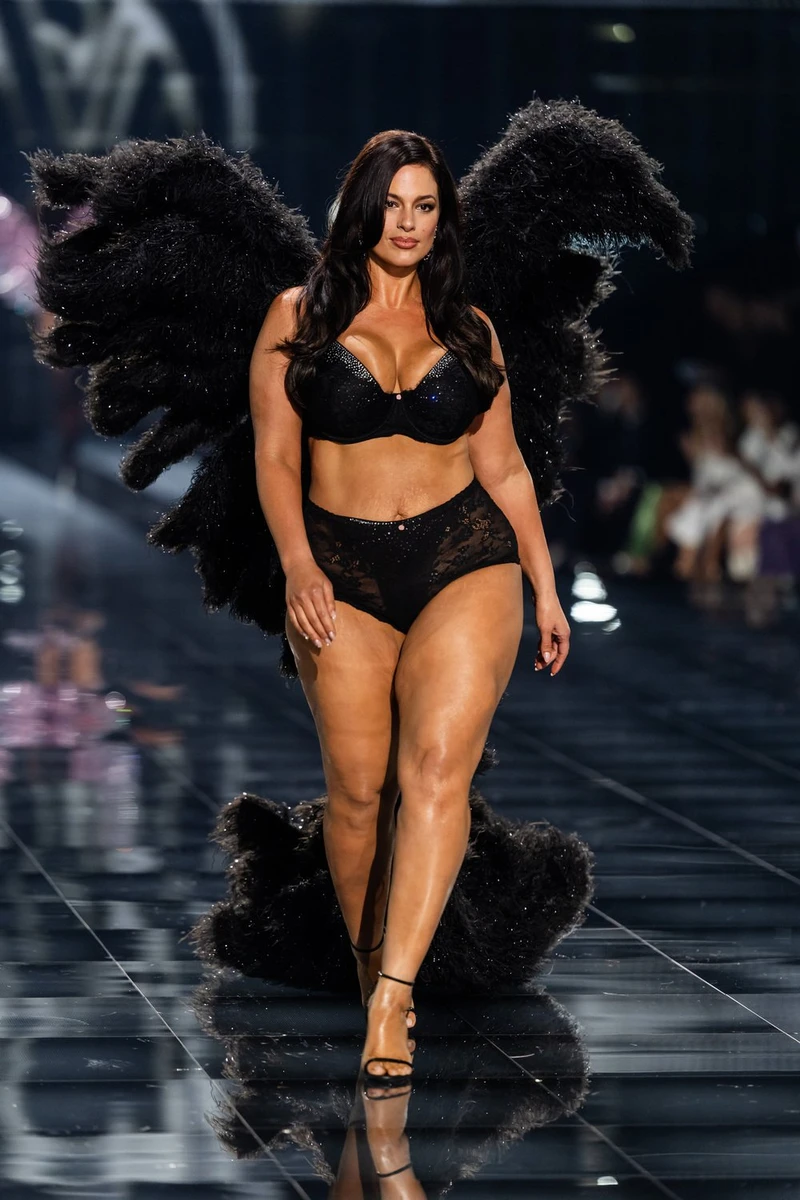 Ешлі Грем похвалилася апетитним тілом на шоу Victoria's Secret