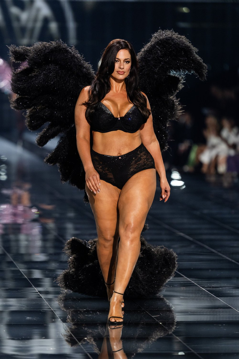 Ешлі Грем похвалилася апетитним тілом на шоу Victoria's Secret