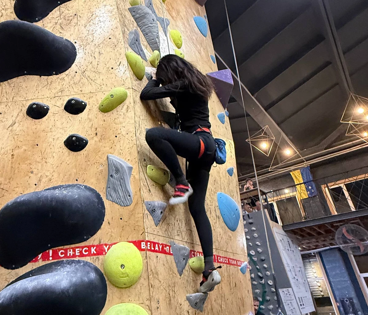 Надя Дорофєєва у лосинах полазила по стіні зі страховкою