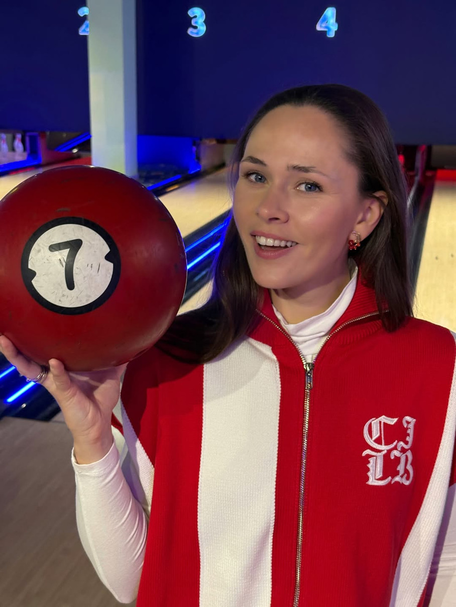 Юлія Саніна показалася на грі у боулінг