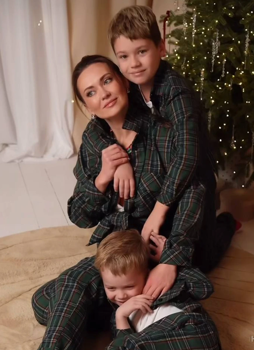 Анна Саліванчук показалася з синами на святковому відео