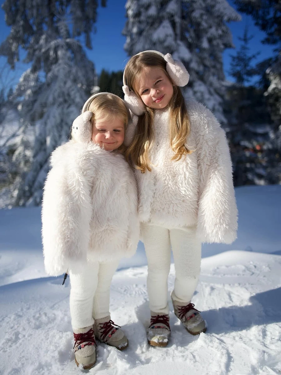 Сестрички-красуні попозували мамі заради сонячних зимових кадрів 