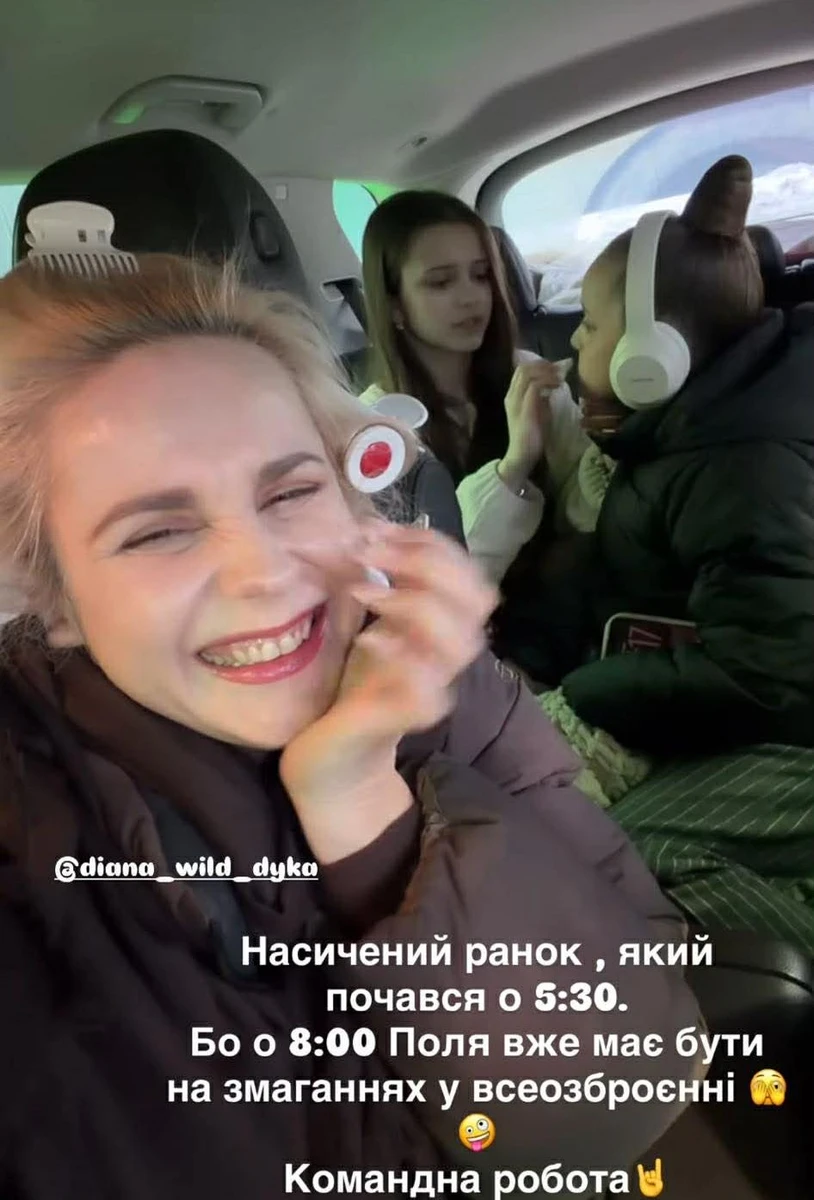 Ребрик з дочками в машині