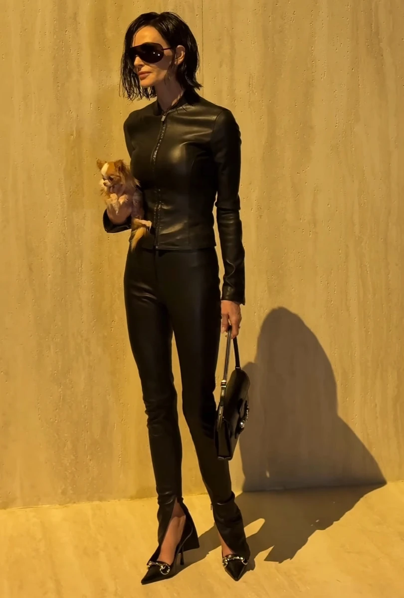 Демі Мур у сексі луці зі шкіри і песиком в руках попозувала на хіднику