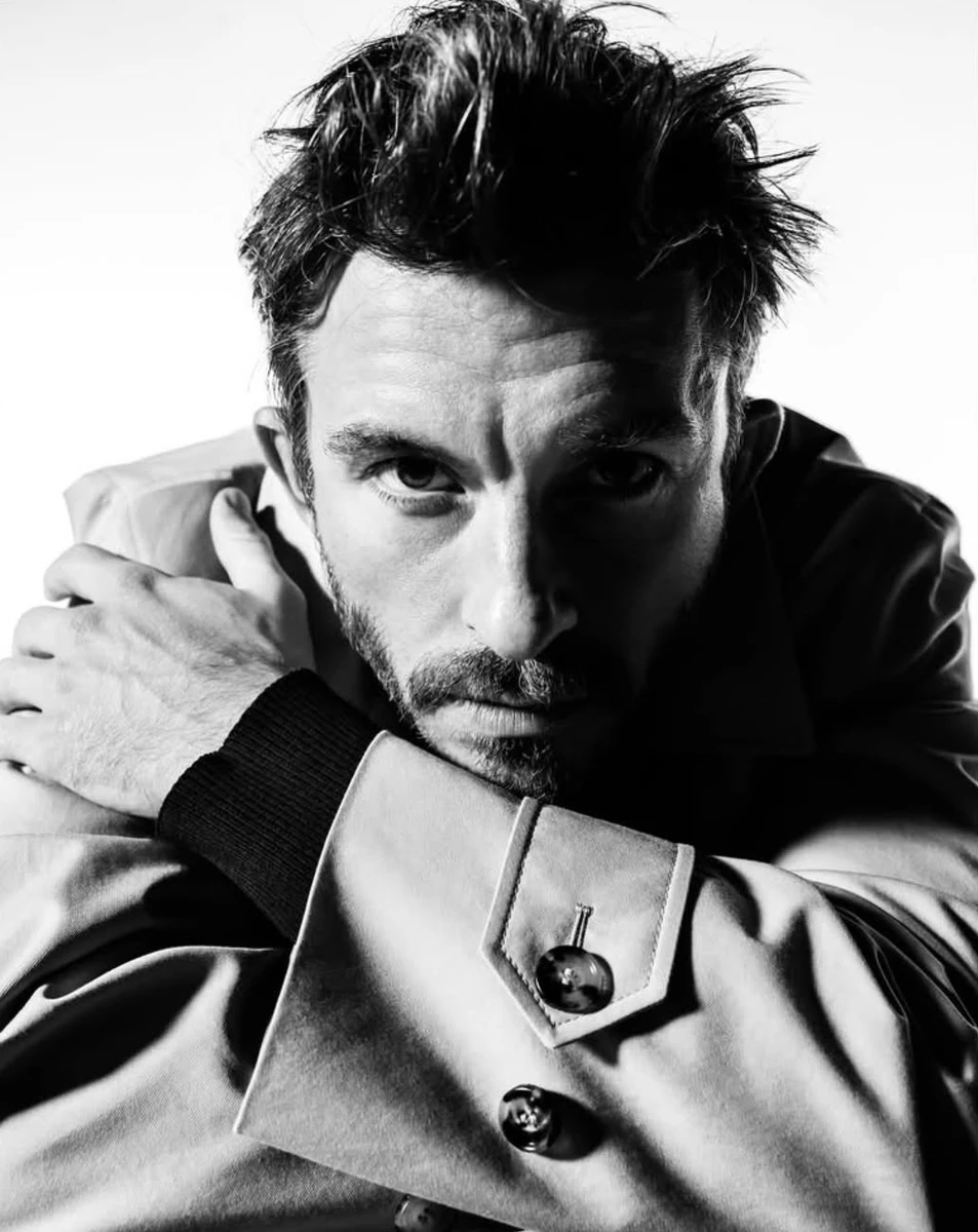 Джонатан Бейлі попозувала для ефектних фото у рекламі Burberry